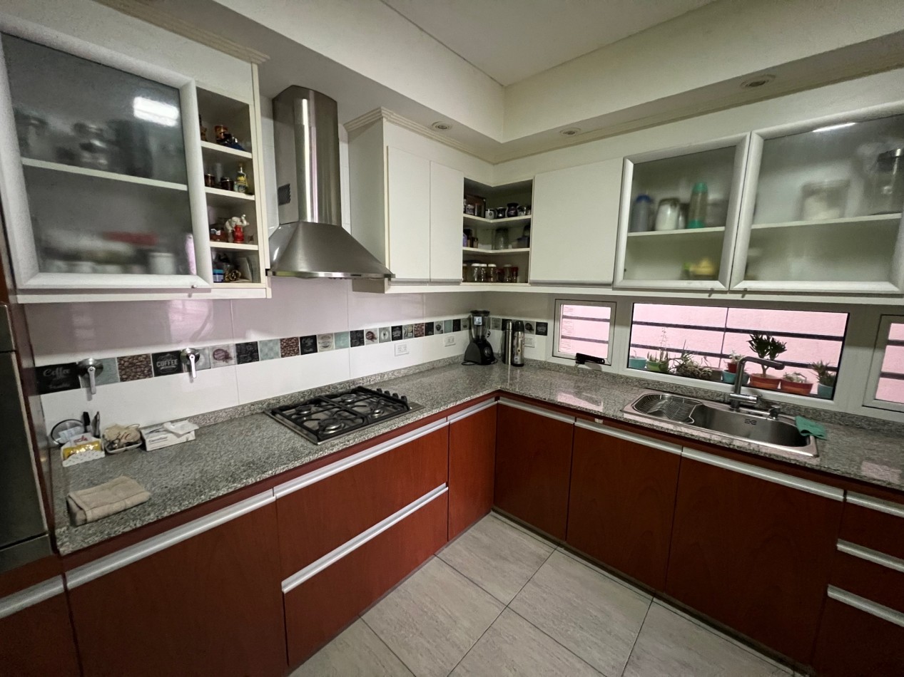 Venta Casa de 4 ambientes con parque, pileta, quincho y garage - Villa Lugano