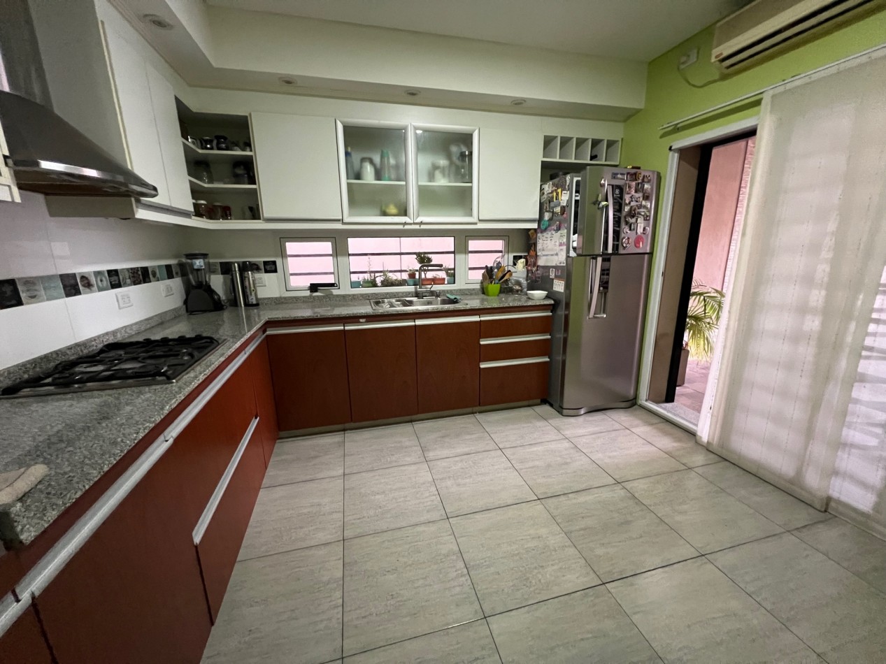 Venta Casa de 4 ambientes con parque, pileta, quincho y garage - Villa Lugano