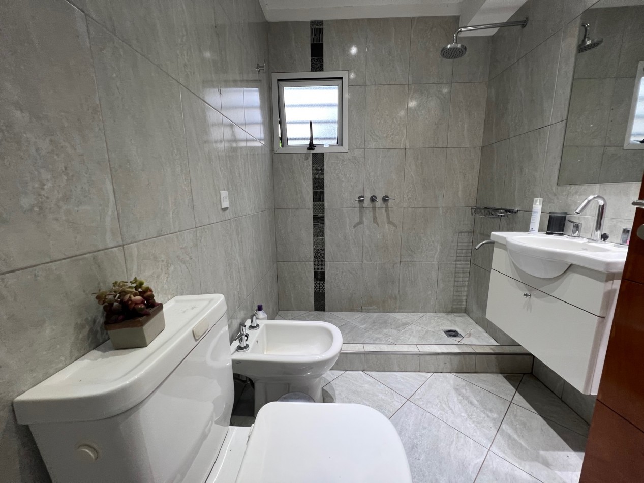 Venta Casa de 4 ambientes con parque, pileta, quincho y garage - Villa Lugano