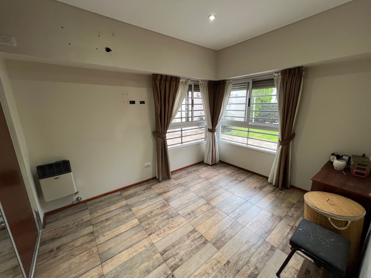 Venta Casa de 4 ambientes con parque, pileta, quincho y garage - Villa Lugano