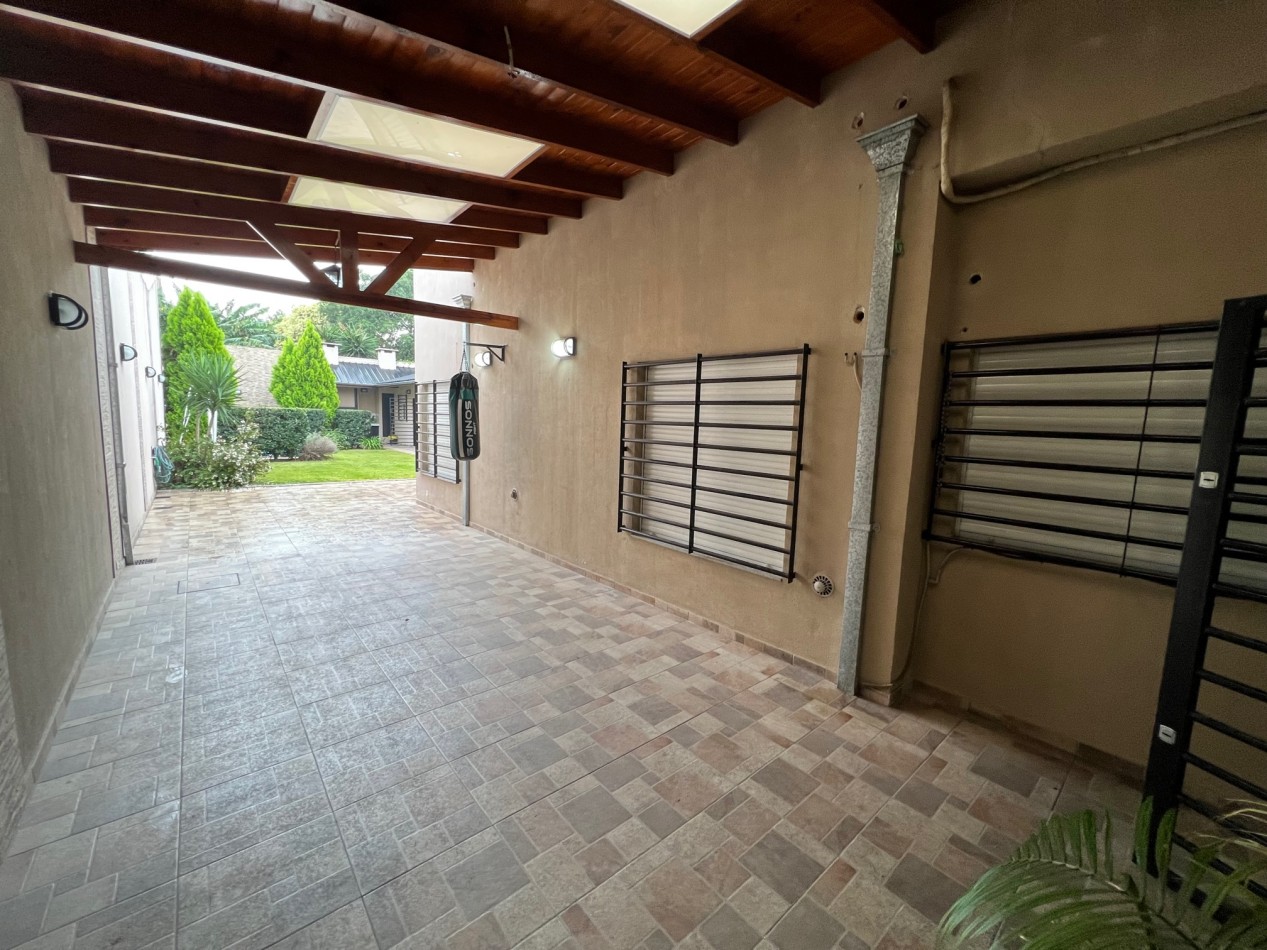 Venta Casa de 4 ambientes con parque, pileta, quincho y garage - Villa Lugano