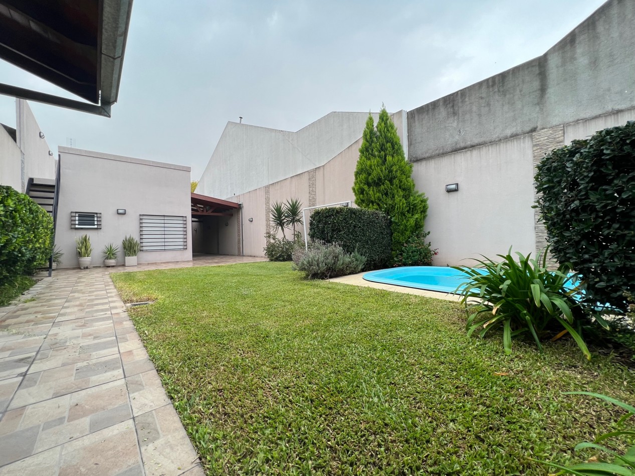 Venta Casa de 4 ambientes con parque, pileta, quincho y garage - Villa Lugano