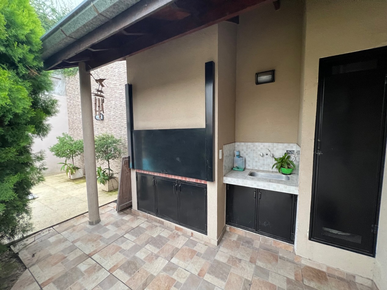 Venta Casa de 4 ambientes con parque, pileta, quincho y garage - Villa Lugano