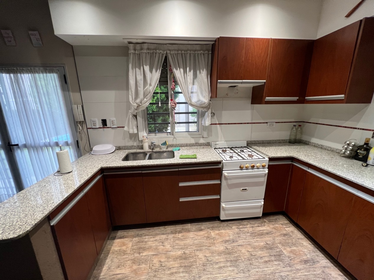 Venta Casa de 4 ambientes con parque, pileta, quincho y garage - Villa Lugano