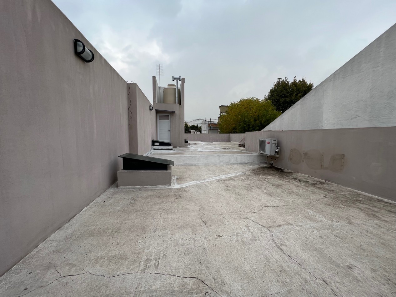 Venta Casa de 4 ambientes con parque, pileta, quincho y garage - Villa Lugano