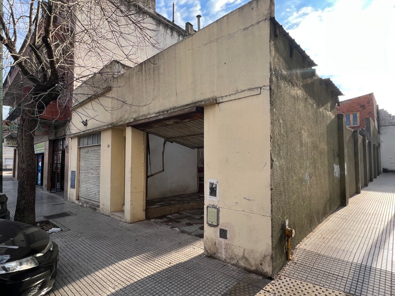 Venta Casa RETASADA con local y galpon a refaccionar  IDEAL VIVIR Y TRABAJAR - Villa Lugano 
