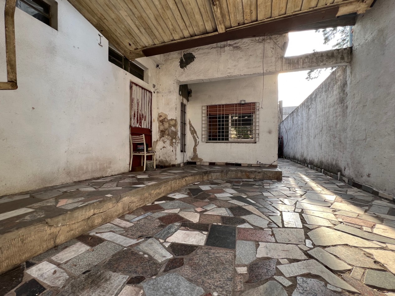 Venta Casa RETASADA con local y galpon a refaccionar  IDEAL VIVIR Y TRABAJAR - Villa Lugano 