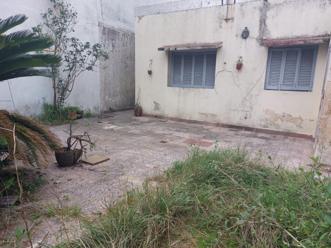 Venta Casa en lote propio de 8.66 x 25 para reciclar - Parque Avellaneda