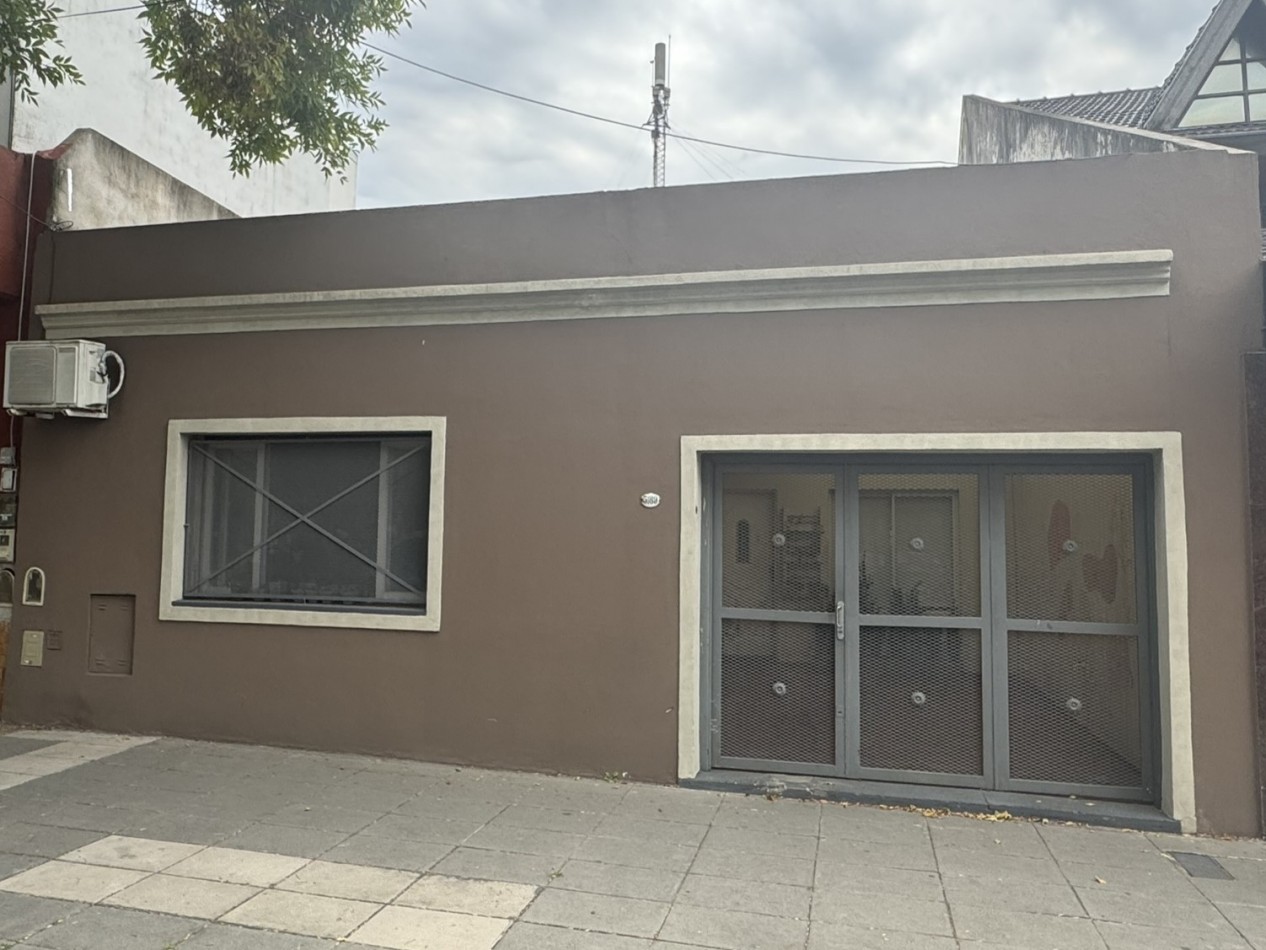 Venta Casa 4 ambientes con garage y patio en lote 8,64x19,63  - Mataderos