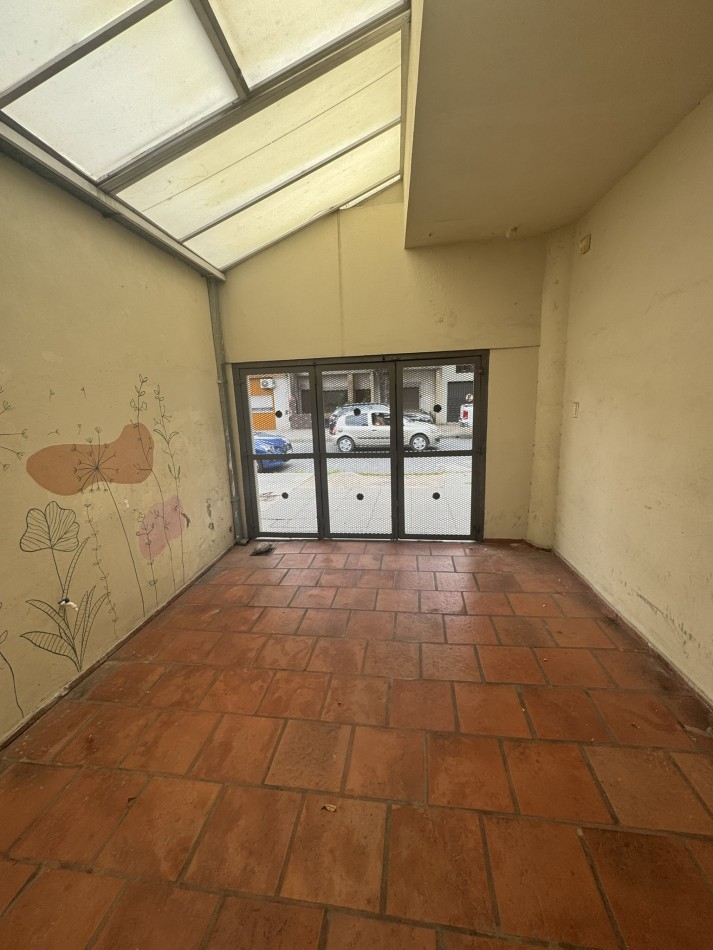 Venta Casa 4 ambientes con garage y patio en lote 8,64x19,63  - Mataderos