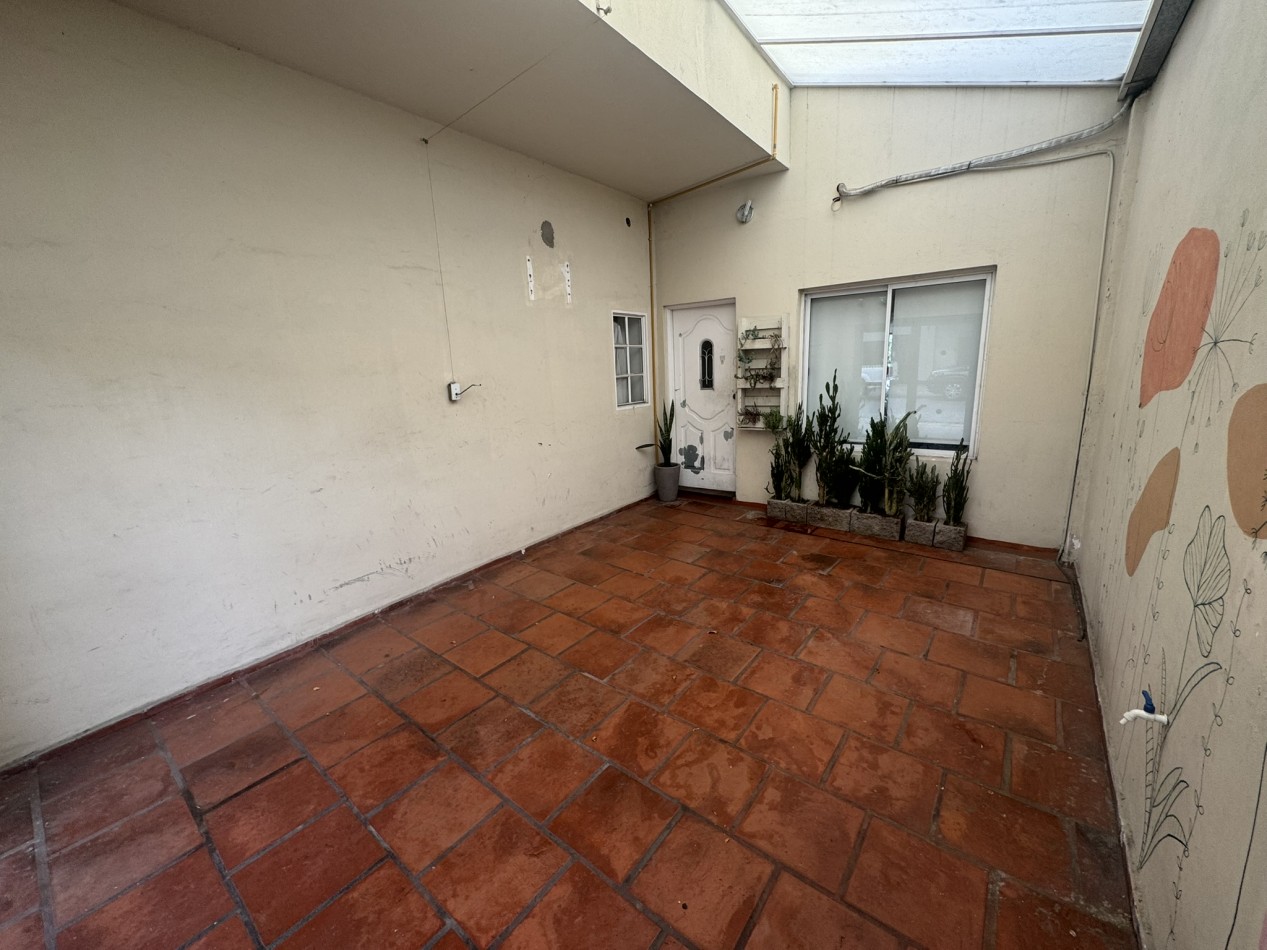 Venta Casa 4 ambientes con garage y patio en lote 8,64x19,63  - Mataderos