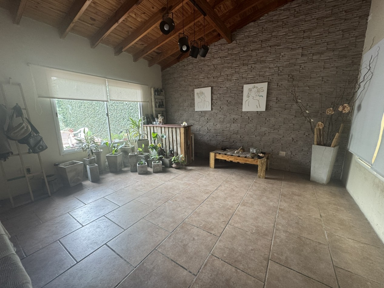 Venta Casa 4 ambientes con garage y patio en lote 8,64x19,63  - Mataderos