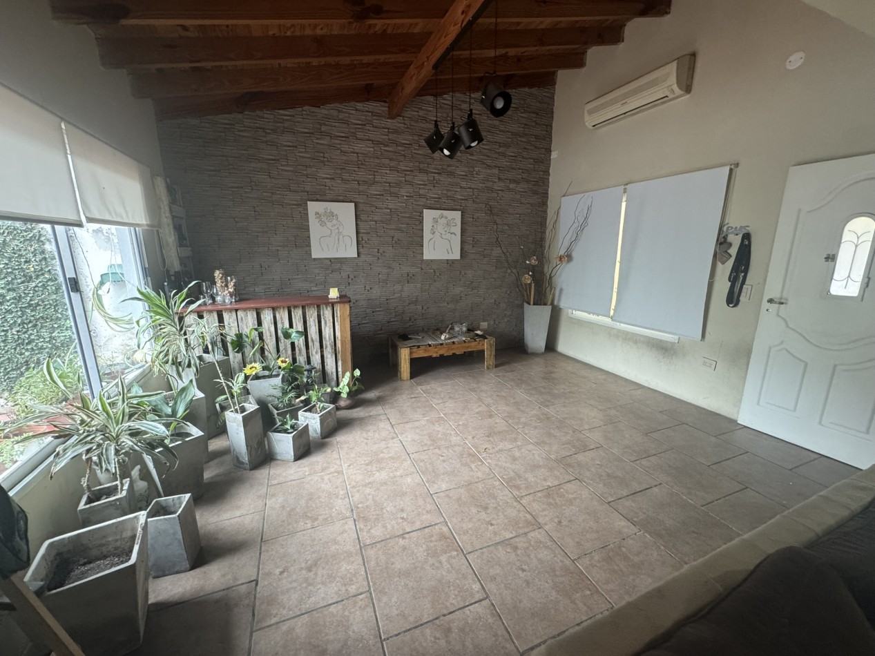 Venta Casa 4 ambientes con garage y patio en lote 8,64x19,63  - Mataderos