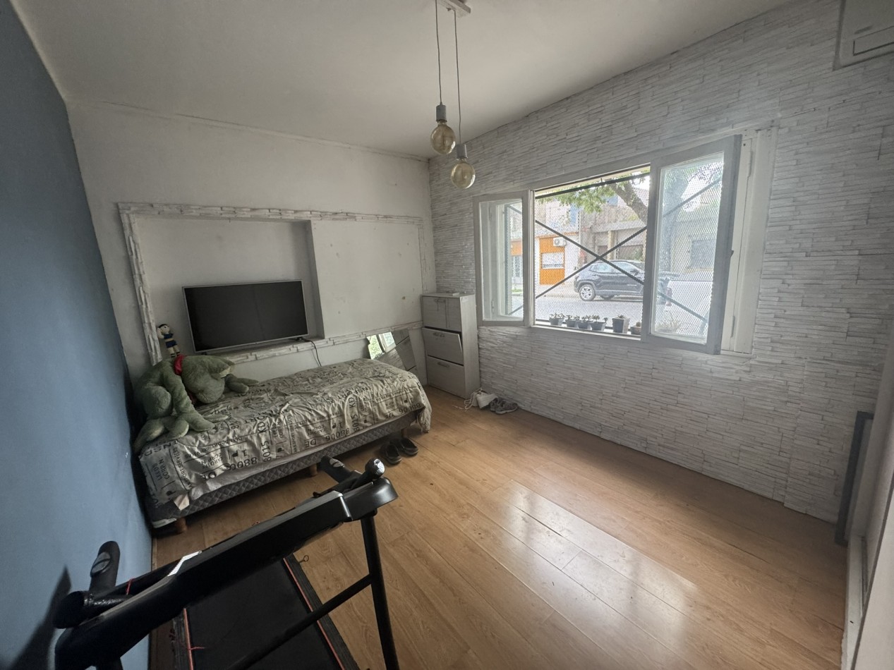Venta Casa 4 ambientes con garage y patio en lote 8,64x19,63  - Mataderos