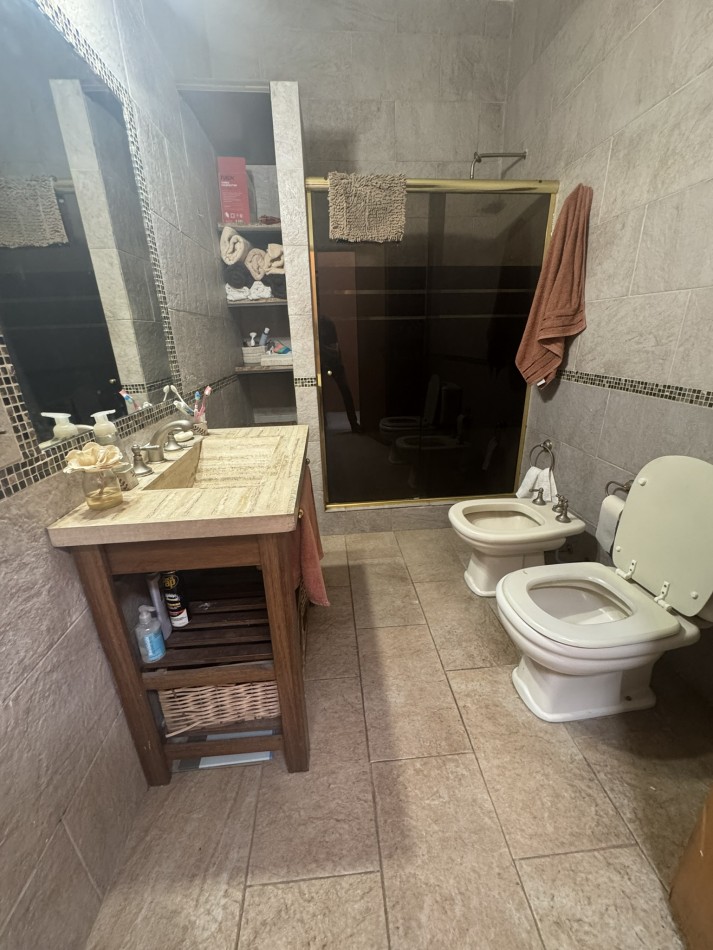 Venta Casa 4 ambientes con garage y patio en lote 8,64x19,63  - Mataderos