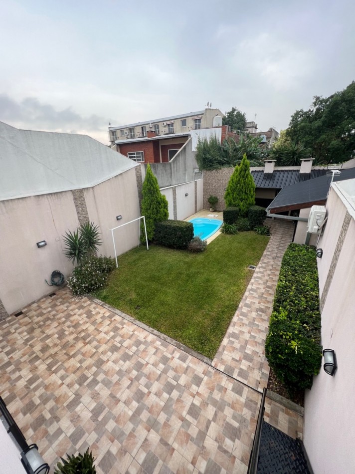 Venta Casa de 4 ambientes con parque, pileta, quincho y garage - Villa Lugano