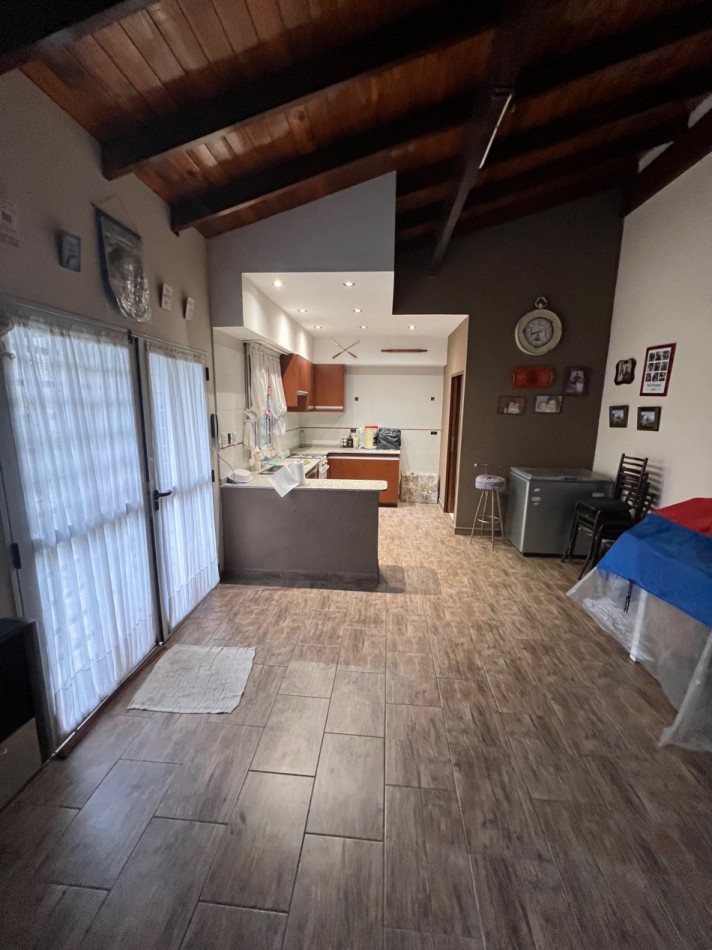 Venta Casa de 4 ambientes con parque, pileta, quincho y garage - Villa Lugano