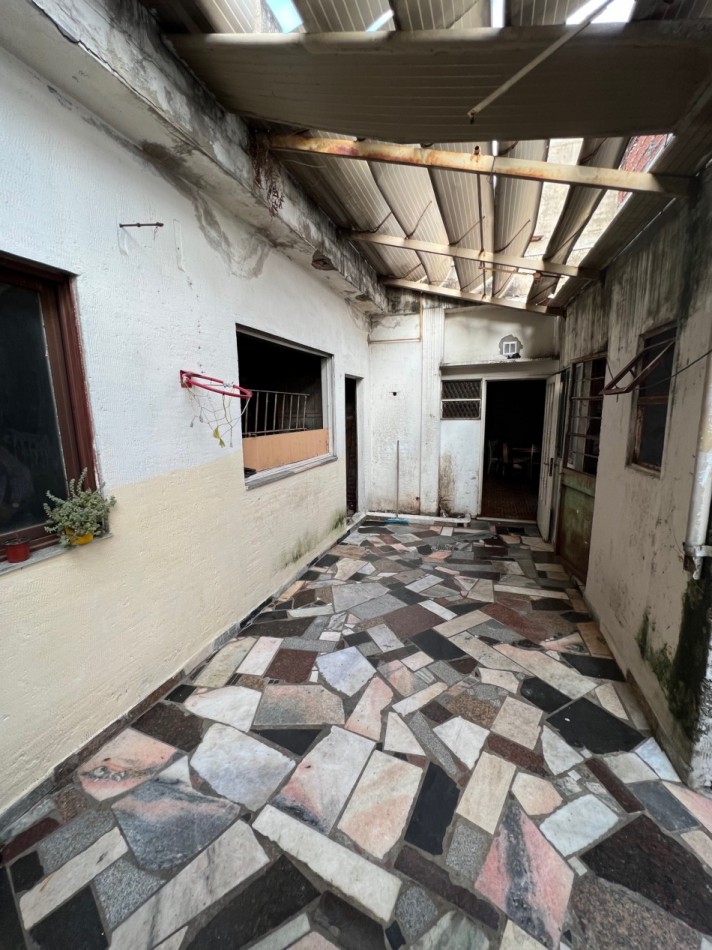 Venta Casa RETASADA con local y galpon a refaccionar  IDEAL VIVIR Y TRABAJAR - Villa Lugano 