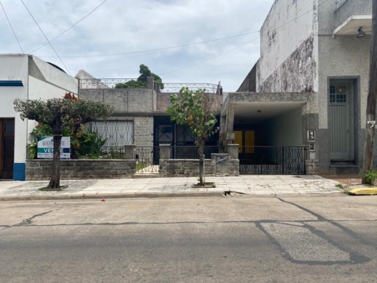 Venta Casa 3 amb 2 dormitorios en lote 10x40 con fondo parquizado y quincho  - Villa Lugano