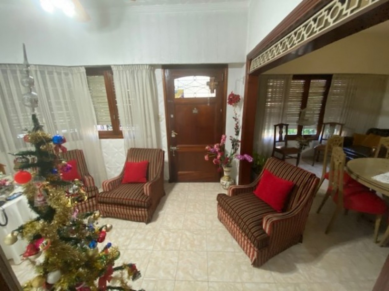 Venta Casa 3 amb 2 dormitorios en lote 10x40 con fondo parquizado y quincho  - Villa Lugano