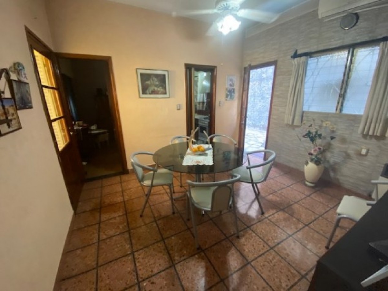Venta Casa 3 amb 2 dormitorios en lote 10x40 con fondo parquizado y quincho  - Villa Lugano