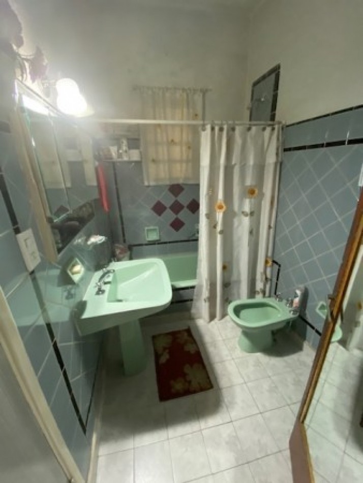 Venta Casa 3 amb 2 dormitorios en lote 10x40 con fondo parquizado y quincho  - Villa Lugano