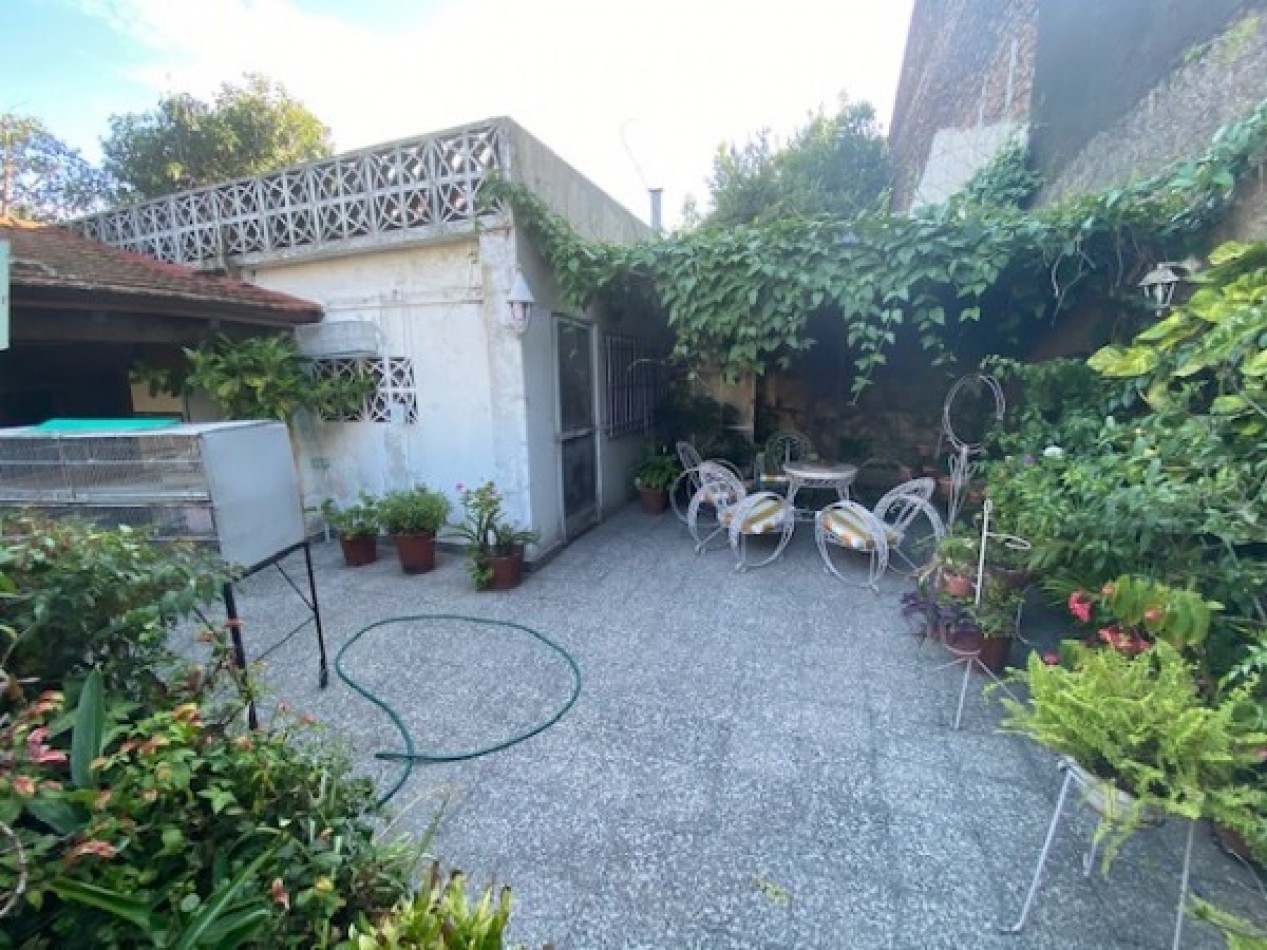 Venta Casa 3 amb 2 dormitorios en lote 10x40 con fondo parquizado y quincho  - Villa Lugano