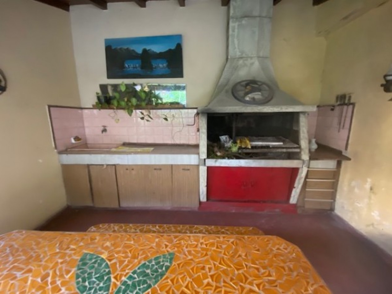 Venta Casa 3 amb 2 dormitorios en lote 10x40 con fondo parquizado y quincho  - Villa Lugano