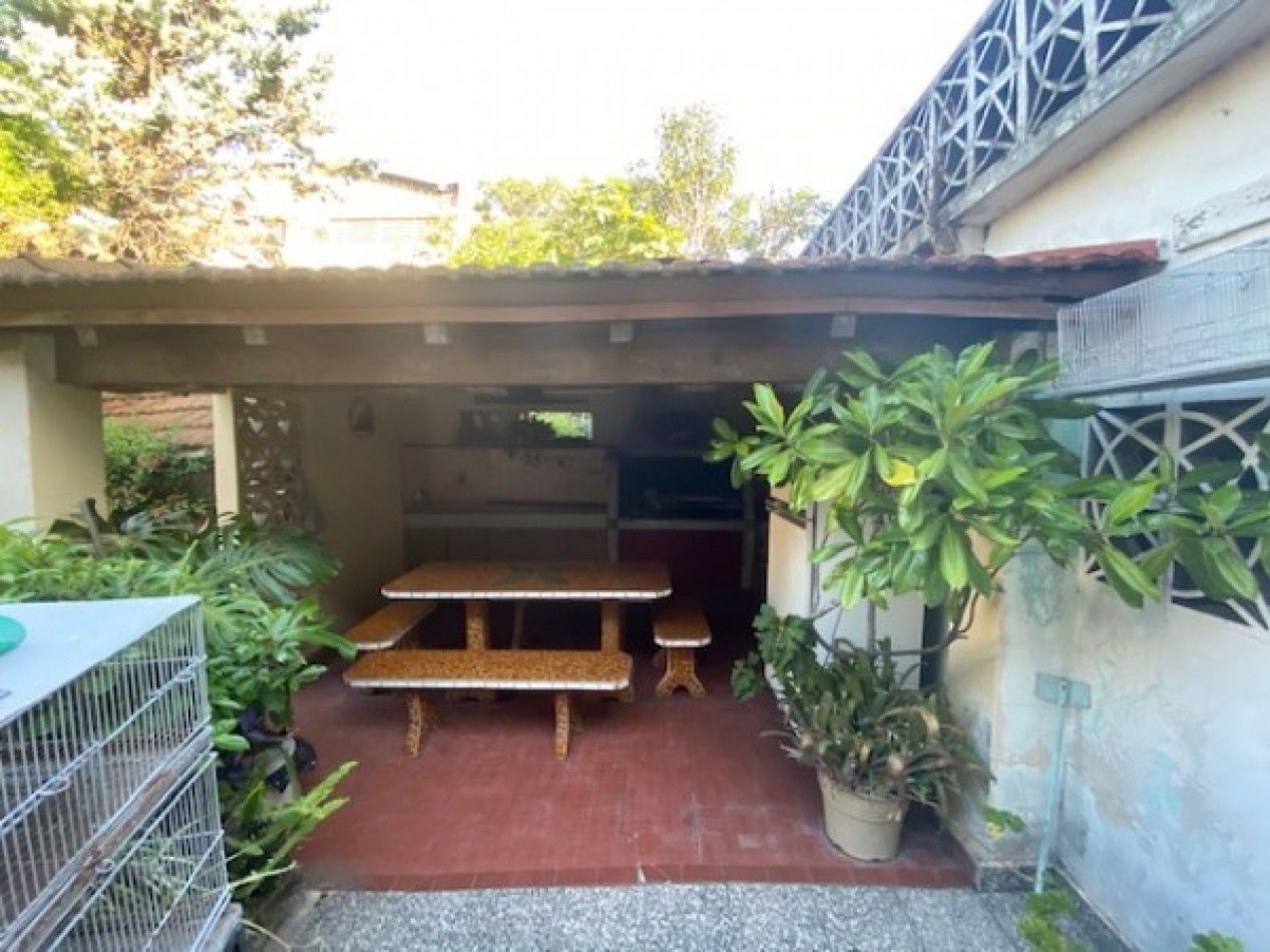 Venta Casa 3 amb 2 dormitorios en lote 10x40 con fondo parquizado y quincho  - Villa Lugano