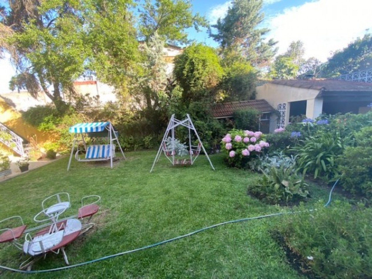Venta Casa 3 amb 2 dormitorios en lote 10x40 con fondo parquizado y quincho  - Villa Lugano