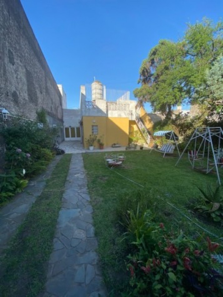 Venta Casa 3 amb 2 dormitorios en lote 10x40 con fondo parquizado y quincho  - Villa Lugano