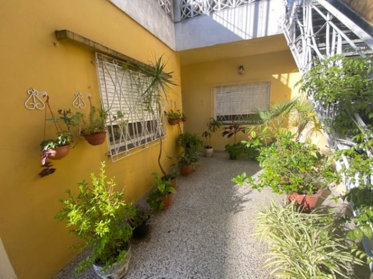 Venta Casa 3 amb 2 dormitorios en lote 10x40 con fondo parquizado y quincho  - Villa Lugano