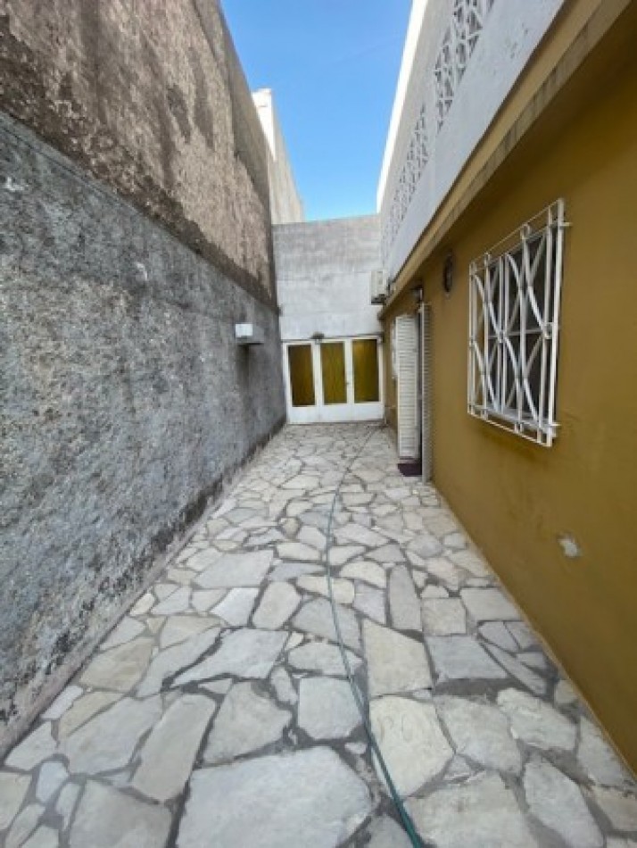 Venta Casa 3 amb 2 dormitorios en lote 10x40 con fondo parquizado y quincho  - Villa Lugano