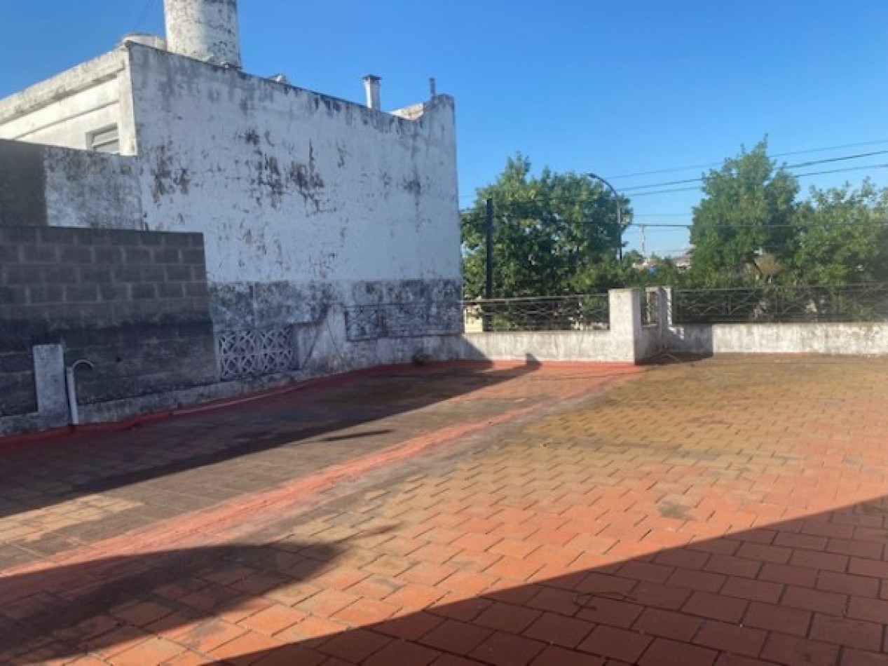 Venta Casa 3 amb 2 dormitorios en lote 10x40 con fondo parquizado y quincho  - Villa Lugano