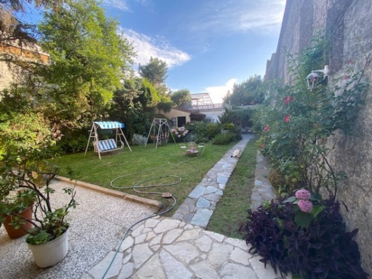 Venta Casa 3 amb 2 dormitorios en lote 10x40 con fondo parquizado y quincho  - Villa Lugano